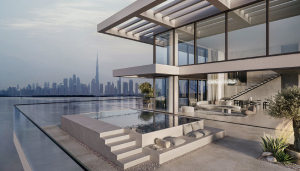 Maison de luxe moderne avec de vastes murs de verre donnant sur une piscine à débordement, avec un horizon serein de Dubaï en arrière-plan au crépuscule.