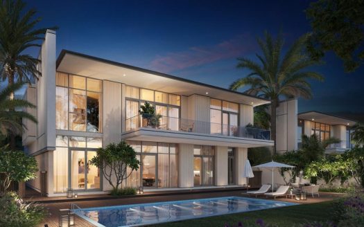 Une luxueuse maison à deux étages éclairée au crépuscule, avec de grandes fenêtres et balcons, entourée de palmiers. Au premier plan, une piscine accueillante avec une chaise longue met en valeur cette propriété de premier ordre de l'immobilier Dubaï.