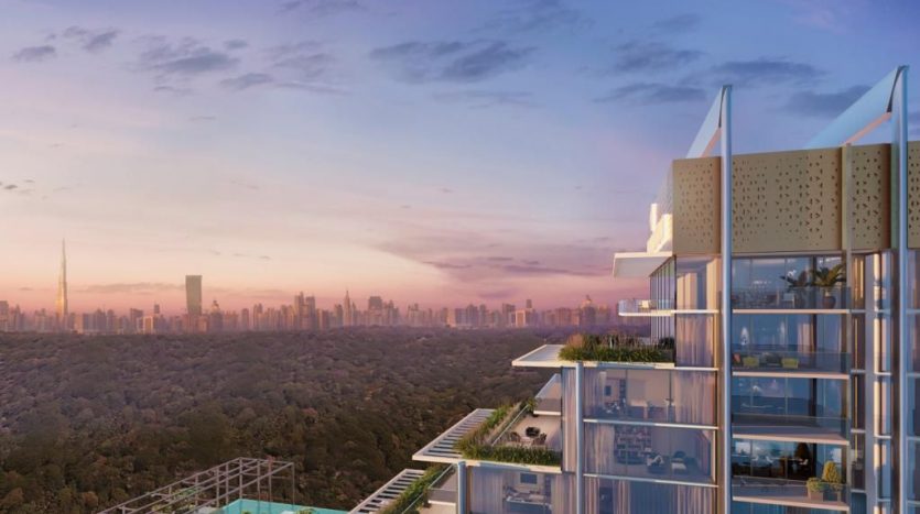 Rendu architectural d&#039;un immeuble moderne de grande hauteur à Dubaï au crépuscule, doté de balcons en verre et de jardins sur le toit, avec une ligne d&#039;horizon de la ville en arrière-plan.