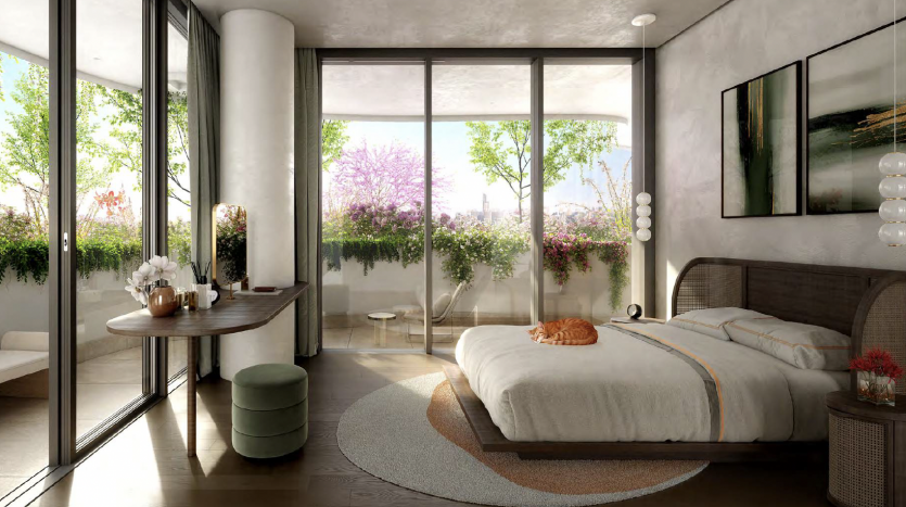 Une chambre sereine dans une villa de Dubaï au design moderne et naturel comprenant un grand lit, un bureau, des baies vitrées donnant sur le paysage urbain et des arbres vibrants en fleurs à l&#039;extérieur. Le décor