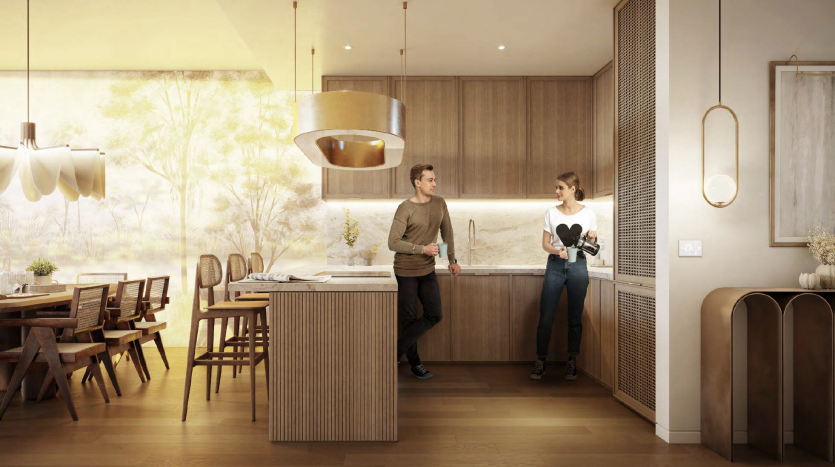 Une cuisine et un coin repas modernes dans un appartement à Dubaï avec un couple, un homme et une femme, conversant avec désinvolture. La pièce est chaleureusement éclairée avec des finitions en bois naturel et des luminaires dorés.