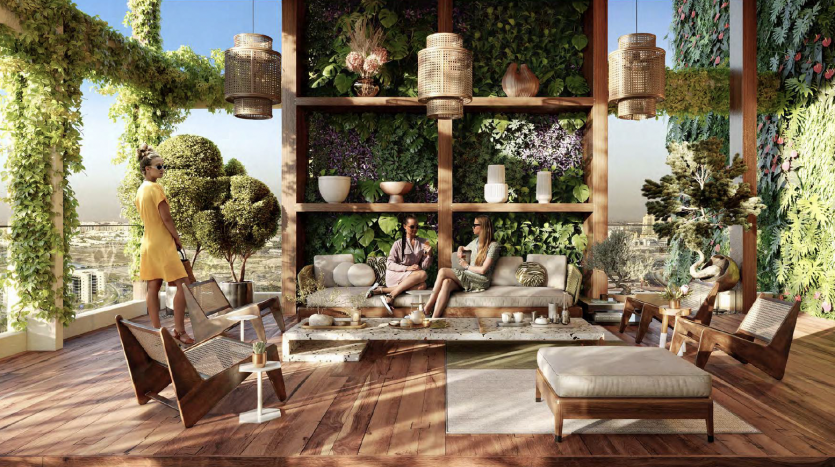 Une terrasse extérieure élégante avec des meubles modernes en bois, des jardinières suspendues, une verdure luxuriante et trois personnes se détendant, le tout sous un ciel bleu clair dans un appartement de premier ordre à Dubaï.