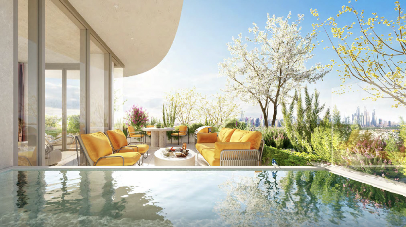 Balcon de luxe avec une piscine à débordement réfléchissante surplombant les toits de la ville de Dubaï, entouré d&#039;une verdure luxuriante et d&#039;arbres en fleurs, orné d&#039;un mobilier d&#039;extérieur jaune élégant sous un ciel ensoleillé.