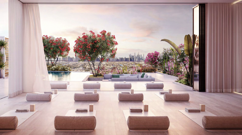 Élégant coin salon extérieur doté de canapés et de coussins beiges modernes, surplombant les toits de la ville au-delà d&#039;une piscine à débordement, encadré par des arbres à fleurs rouge vif sous un ciel rose tendre dans une villa de Dubaï.