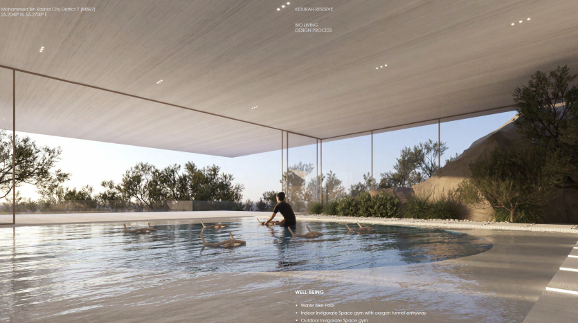 Deux personnes pratiquent le yoga au bord d&#039;une piscine réfléchissante à l&#039;intérieur d&#039;une villa moderne et aérée à Dubaï avec de vastes murs de verre donnant sur un paysage serein, parsemé d&#039;arbres sous un ciel clair.