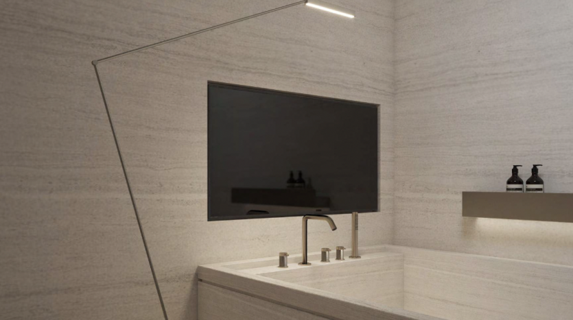 Une salle de bains moderne dotée d&#039;un lavabo intégré élégant avec un seul robinet, d&#039;une grande télévision murale et d&#039;un éclairage minimaliste, le tout entouré de murs beiges texturés dans une villa exclusive à Dubaï.