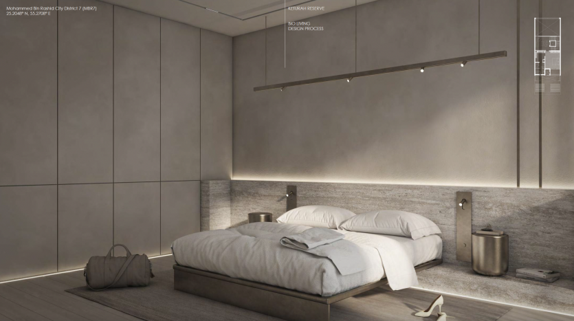 Une chambre minimaliste dans un appartement de Dubaï aux tons beiges apaisants, comprenant un grand lit, des panneaux muraux élégants, un luminaire suspendu et quelques décorations simples comme un sac et des chaussures au sol