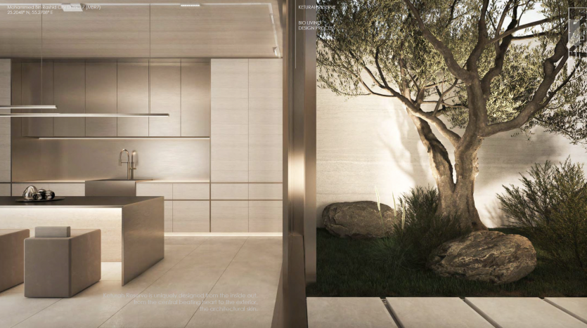 Intérieur de cuisine moderne au design épuré et aux tons beiges à gauche ; jardin tranquille avec un vieil olivier et un chemin ensoleillé dans une villa à Dubaï sur la droite.