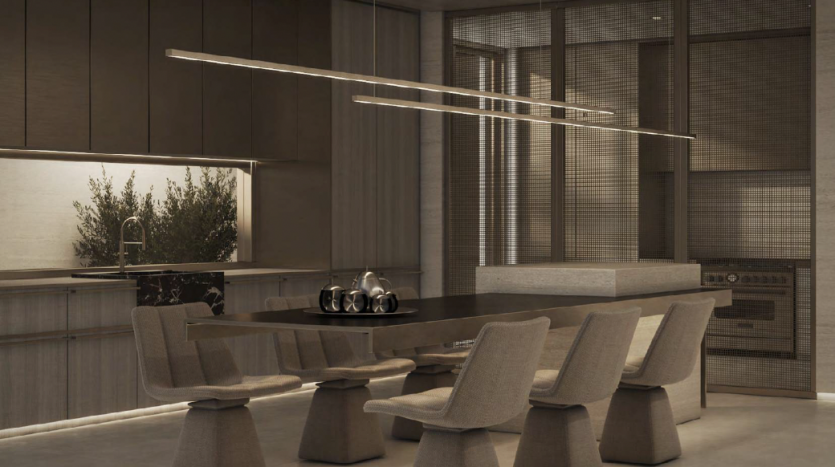 Salle à manger moderne et minimaliste dans une villa de Dubaï comprenant une table en bois élégante avec huit chaises uniques aux formes douces, complétées par de longues et fines suspensions et entourées de boiseries et d&#039;armoires en bois.