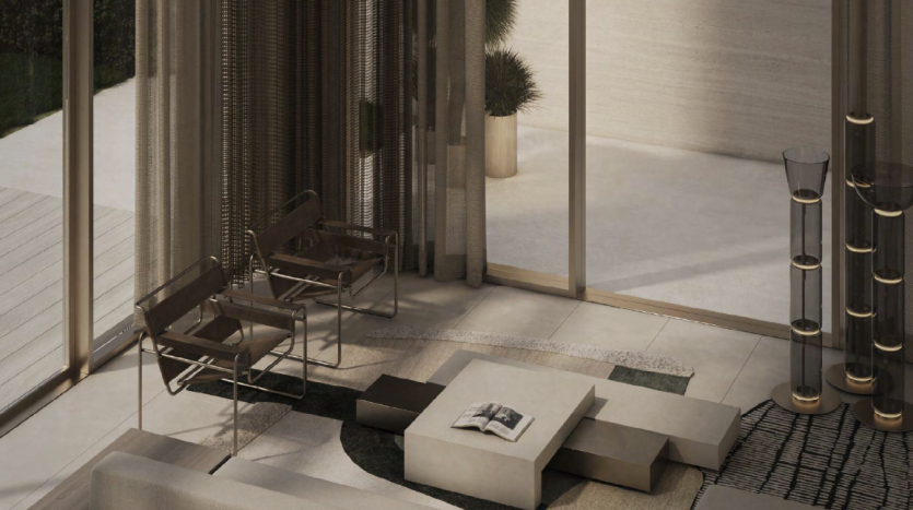 Salon moderne dans une villa de Dubaï avec de grandes baies vitrées donnant sur un jardin, comprenant un canapé bas, un fauteuil chic et une décoration minimaliste sous un éclairage chaleureux.