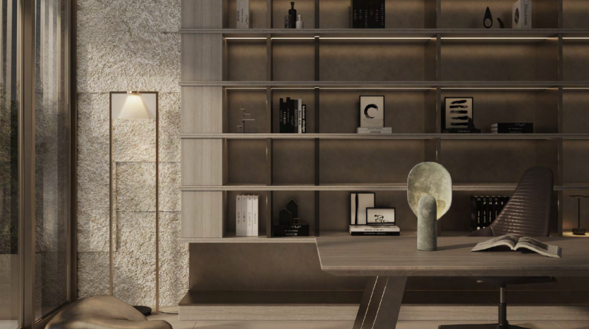 Un espace de bureau élégant avec un bureau moderne, une sculpture unique, des étagères personnalisées remplies de livres et de décorations, un lampadaire et une grande fenêtre. La pièce présente un mélange d&#039;éclairage chaleureux et naturel