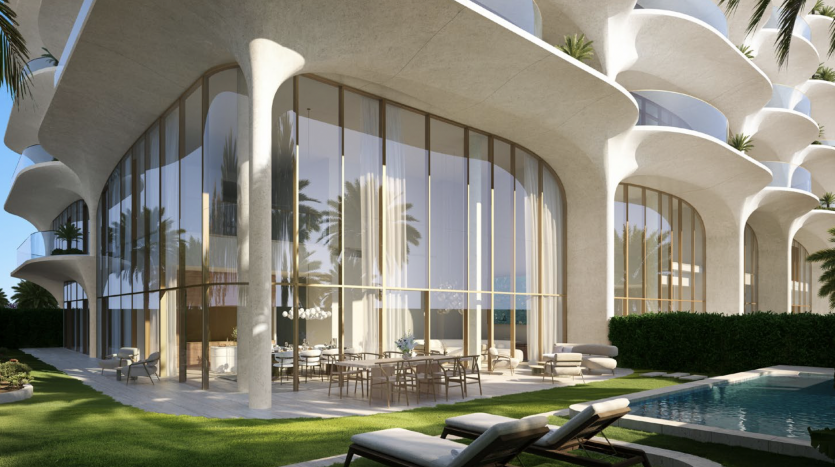 Villa moderne à Dubaï avec des colonnes blanches tout en courbes et des baies vitrées donnant sur un jardin tropical et une piscine. La lumière du soleil filtre à travers les grands palmiers entourant la propriété.