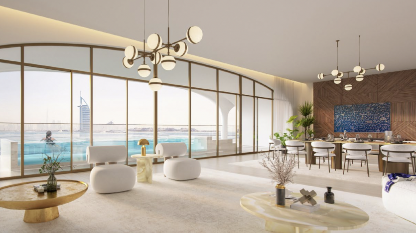 Un salon moderne et luxueux doté de larges fenêtres vitrées donnant sur la mer à Dubaï, doté d&#039;un mobilier élégant, d&#039;une grande œuvre d&#039;art bleue et d&#039;une piscine extérieure.