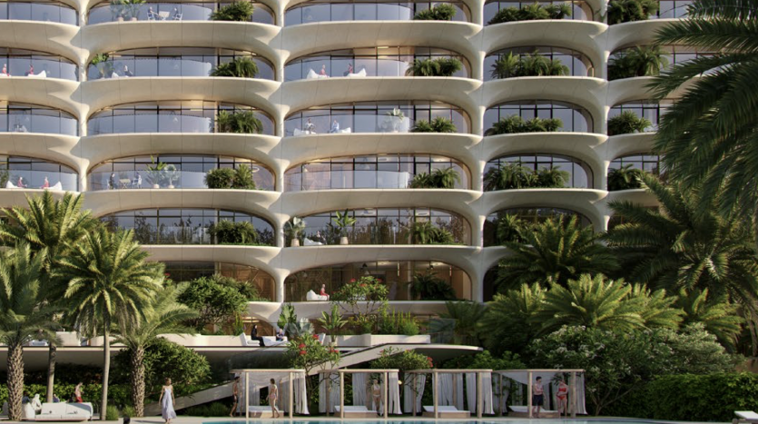 Un hôtel immobilier incurvé moderne à plusieurs étages avec des balcons donnant sur une piscine tranquille entourée d&#039;une verdure luxuriante et de palmiers, représentant une opportunité exclusive à Dubaï.