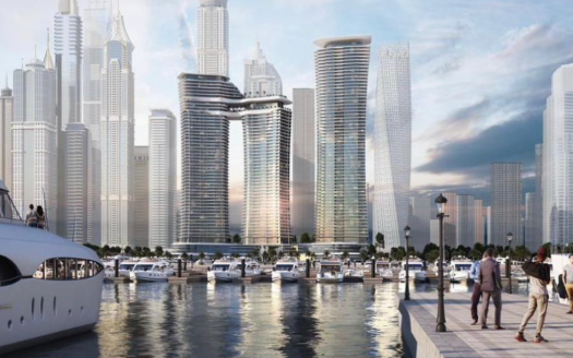 Un front de mer futuriste avec des gratte-ciel élégants et des yachts amarrés le long de la marina de Dubaï. Les gens se promènent et profitent de l’environnement urbain pittoresque.