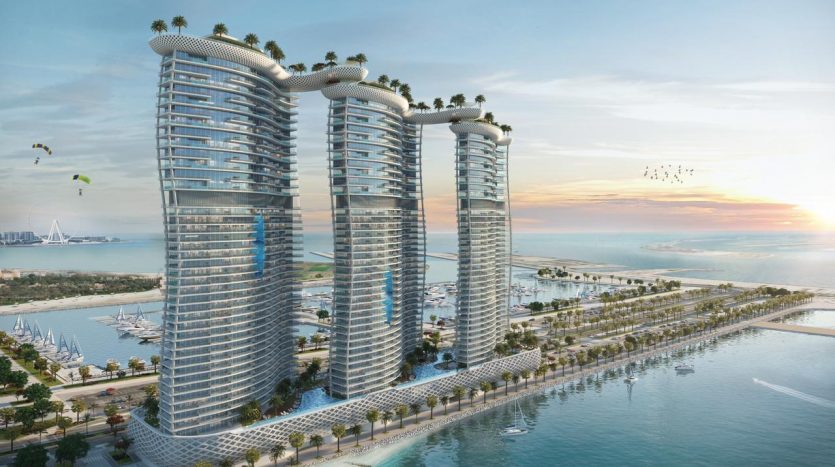 Un rendu de trois tours futuristes aux formes incurvées à Dubaï, dotées de jardins sur les toits et entourées d&#039;un front de mer luxuriant, sous un ciel dégagé.