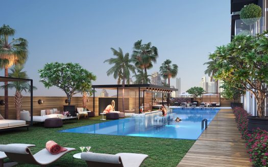 Piscine luxueuse sur le toit avec chaises longues, cabanes et verdure luxuriante, sur fond de gratte-ciel au crépuscule à Dubaï. Les gens se détendent et nagent dans un cadre animé et serein.