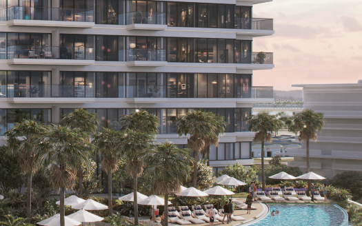 Un immeuble d'appartements de luxe à Dubaï avec plusieurs balcons donnant sur une piscine de style complexe entourée de palmiers et de chaises longues, au coucher du soleil.