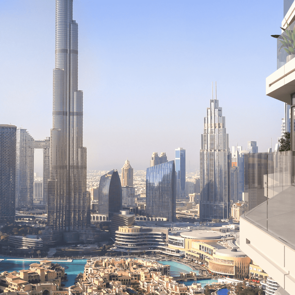 Une vue panoramique sur les toits de Dubaï mettant en valeur le Burj Khalifa et les gratte-ciel environnants sous un ciel bleu clair, vue depuis le balcon d'un appartement.
