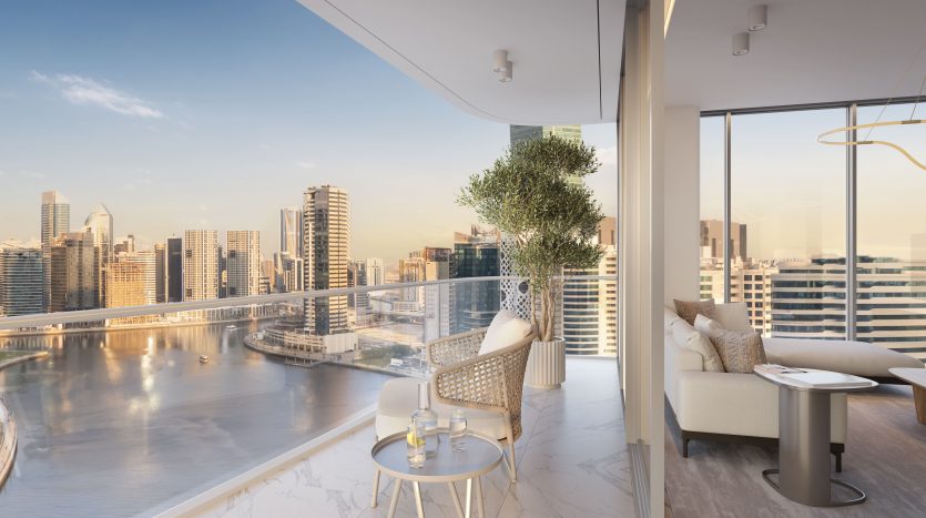 Balcon luxueux avec un coin salon confortable dans un appartement de Dubaï, surplombant les toits de la ville et la rivière, comprenant un canapé moelleux, une chaise et une petite table, avec une vue intérieure sur un élégant
