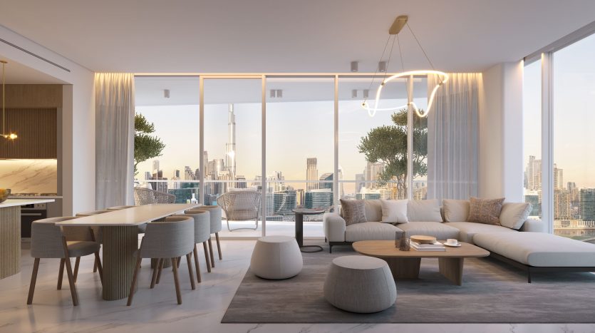 Salon d&#039;appartement moderne et élégant à Dubaï avec de grandes fenêtres offrant une vue sur les toits de la ville, une palette de couleurs neutres et un mobilier contemporain.
