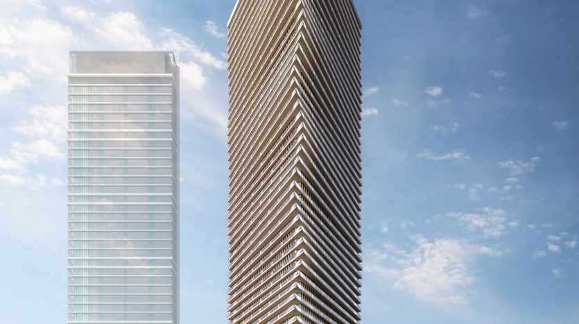 Un gratte-ciel futuriste au design triangulaire pointu à côté d&#039;une tour de verre rectangulaire traditionnelle par une journée ensoleillée, entouré de palmiers et surplombant un front de mer d&#039;investissement à Dubaï avec un hors-bord passant par là.