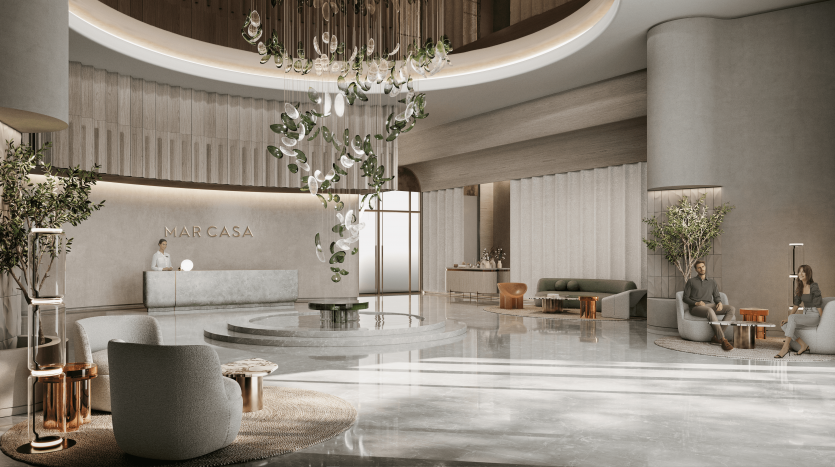 Lobby d&#039;hôtel élégant au design moderne comprenant un bureau de réception circulaire étiqueté « mar casa », de grands lustres, des plantes d&#039;intérieur et des coins salons luxueux avec des invités à Dubaï.