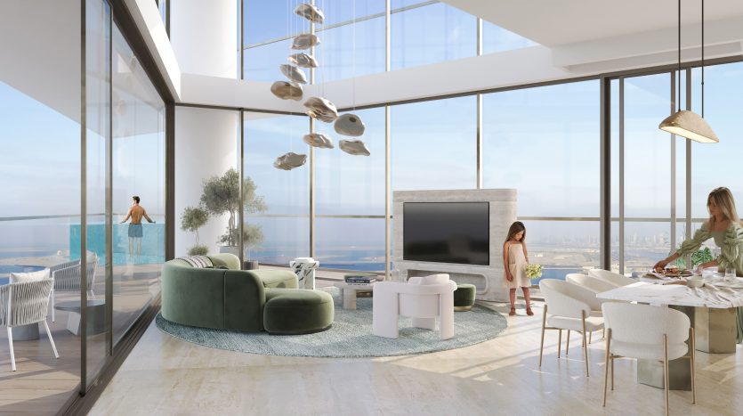 Intérieur d&#039;un appartement luxueux de grande hauteur à Dubaï doté de fenêtres panoramiques avec vue sur l&#039;océan. Deux femmes conversent dans un salon moderne à la décoration stylée, tandis qu&#039;un homme profite du balcon extérieur.