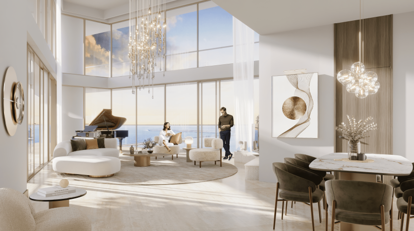 Salon moderne luxueux dans une villa de Dubaï avec de grandes fenêtres offrant une vue sur l&#039;océan. Deux personnes discutent près d&#039;un canapé. La chambre présente une décoration élégante, un mobilier élégant et un lustre saisissant.