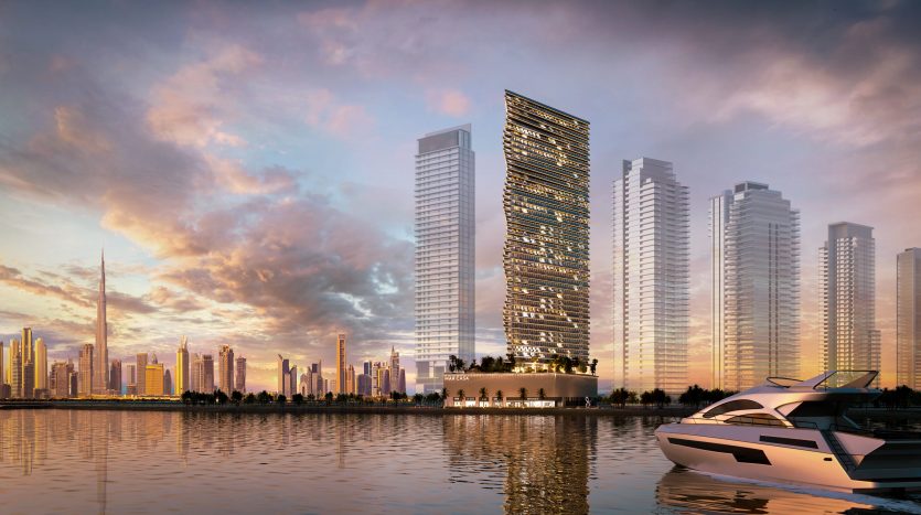 Un luxueux yacht flotte sur l&#039;eau devant un paysage moderne de Dubaï avec de grands gratte-ciel sous un coucher de soleil vibrant.