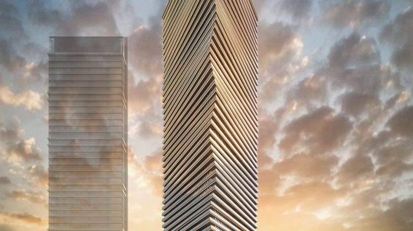 Image numériquement rendue d&#039;un gratte-ciel triangulaire moderne doté de persiennes horizontales, adjacent à un bâtiment en verre, sur fond de ciel au coucher du soleil, à côté d&#039;un plan d&#039;eau réfléchissant avec un yacht à Dubaï.