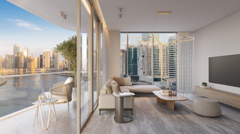 Un salon luxueux et moderne dans un appartement de Dubaï avec de vastes murs de verre donnant sur les toits de la ville au coucher du soleil, avec un mobilier élégant et un design intérieur chic.