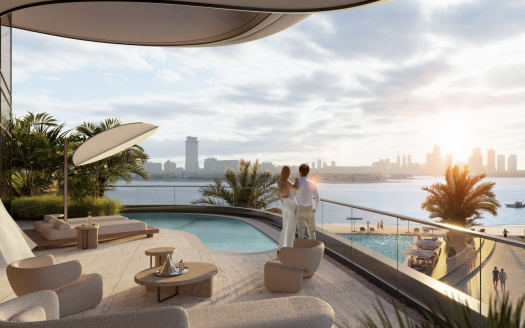 Un couple profite d'un coucher de soleil depuis le luxueux toit-terrasse de son appartement à Dubaï, doté d'une piscine à débordement, de chaises longues élégantes et d'une vue imprenable sur les toits de la ville bordée par la mer.