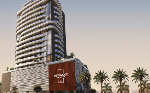 Un immeuble moderne de grande hauteur au design incurvé, étiqueté « Westwood Grande », entouré de palmiers avec un ciel crépusculaire en toile de fond, figure en bonne place dans le portefeuille d&#039;une agence immobilière de Dubaï.