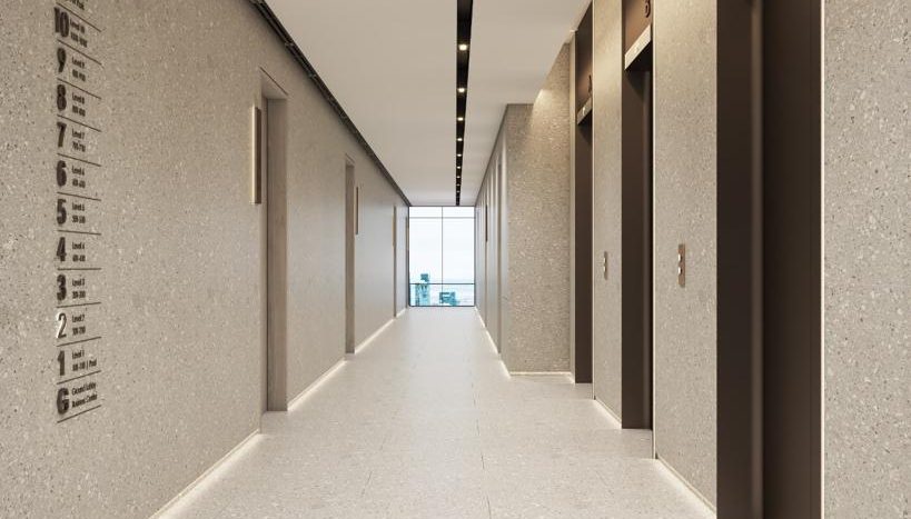 Un couloir moderne et bien éclairé dans une villa de Dubaï avec plusieurs portes d&#039;ascenseur de chaque côté, présentant un design élégant et une extrémité qui s&#039;ouvre sur une fenêtre lumineuse.