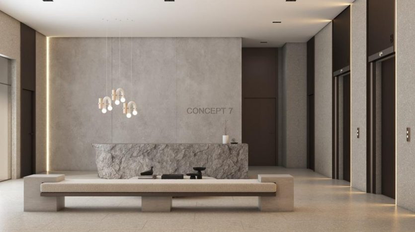Lobby d&#039;hôtel moderne au design minimaliste avec un bureau de réception en marbre, des suspensions élégantes et une palette de couleurs neutres. Les mots « Concept 7 » sont affichés sur le mur de cet investissement Dubaï