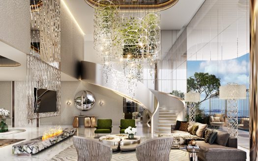 Intérieur luxueux d'un appartement moderne à Dubaï avec des meubles élégants, des lustres ornés et un grand escalier menant à l'étage supérieur. De grandes fenêtres offrent une vue sur un paysage ensoleillé à l'extérieur.