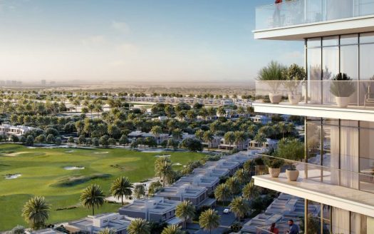 Vue depuis un balcon en hauteur donnant sur un vaste parcours de golf luxuriant entouré de bâtiments résidentiels modernes de faible hauteur sous un ciel clair à Dubaï.