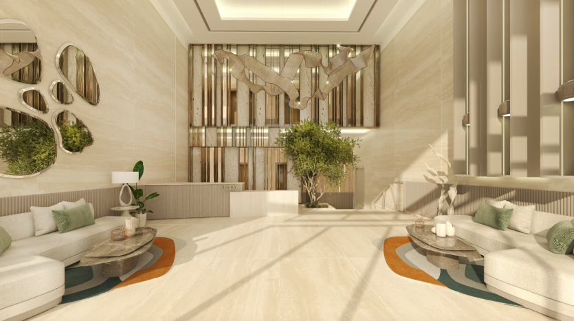 Un hall d&#039;entrée moderne avec de hauts plafonds, présentant une élégante décoration beige et en bois, deux coins salons avec des canapés verts, des plantes en pot centrales et des œuvres d&#039;art murales abstraites. La lumière naturelle rehausse l&#039;atmosphère sereine de ce Dubaï