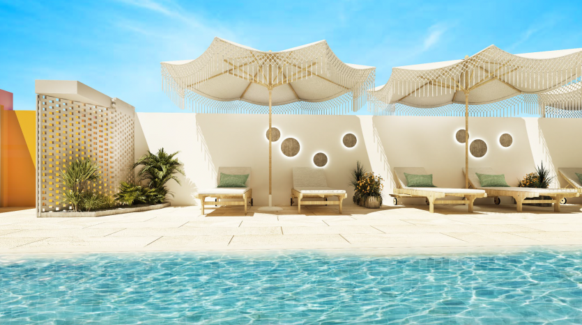 Bord de piscine luxueux avec chaises longues blanches modernes sous d&#039;élégantes verrières, entouré de murs blancs et de découpes décoratives, de plantes en pot et d&#039;un ciel bleu clair dans un appartement à Dubaï.