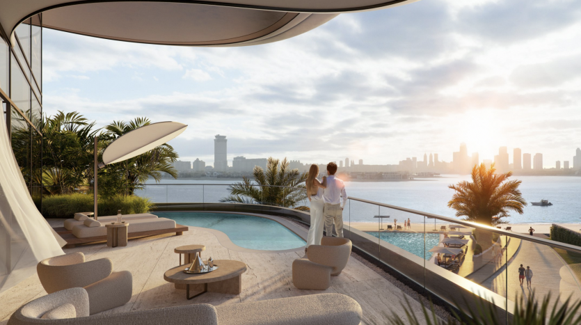 Un couple se tient sur un balcon luxueux avec une piscine donnant sur les toits de la ville et l’océan au coucher du soleil. Un mobilier d&#039;extérieur élégant et des plantes luxuriantes rehaussent l&#039;atmosphère sereine de leur appartement Dubaï.