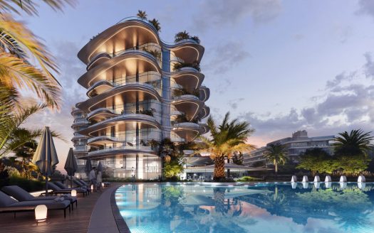 Un bâtiment moderne de plusieurs étages avec des balcons incurvés, entouré de palmiers et éclairé au crépuscule. Il y a une grande piscine au premier plan avec des chaises longues autour, mettant en valeur le premier immobilier.