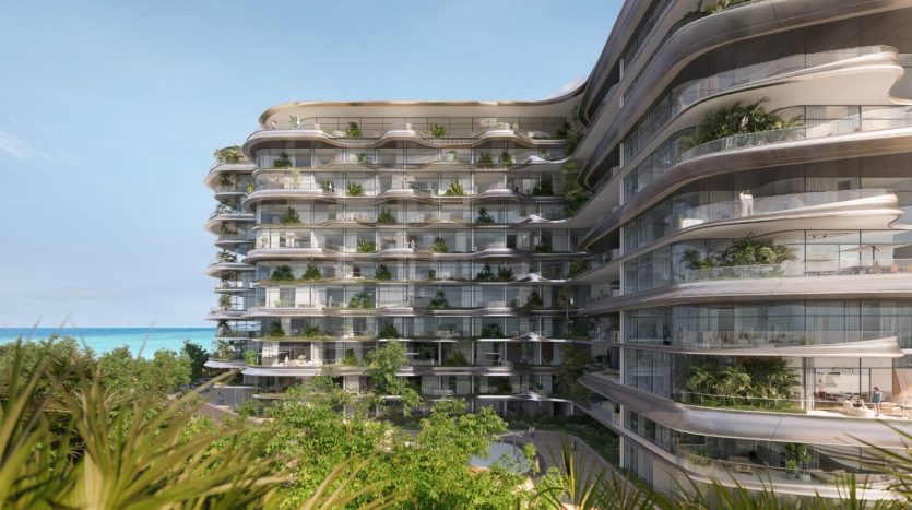 Villa moderne à plusieurs étages à Dubaï avec un design curviligne, dotée de vastes balcons avec une verdure luxuriante, située au bord d&#039;une mer tranquille, entourée d&#039;un feuillage tropical.