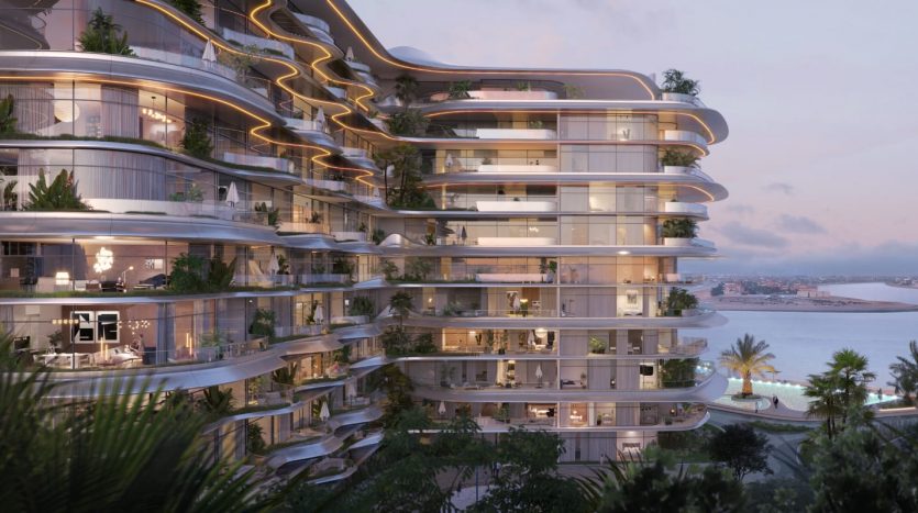 Une villa moderne à plusieurs étages à Dubaï avec des balcons tout en courbes ornés de verdure luxuriante et des intérieurs éclairés au crépuscule, donnant sur un front de mer calme.