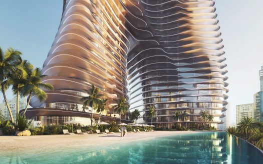 Un immeuble de grande hauteur moderne et incurvé avec des façades en verre réfléchissantes entourées de palmiers, à côté d'une piscine allongée où les gens se détendent et se promènent, incarne l'immobilier de luxe à Dubaï.