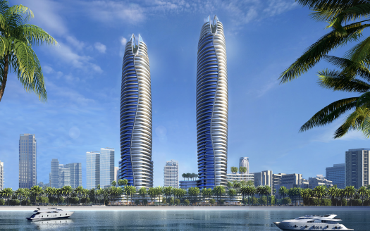 Deux immeubles de grande hauteur en spirale au bord d'une rivière dans un paysage urbain moderne, avec des palmiers au premier plan et un bateau naviguant sur l'eau, mettant en valeur le premier immobilier de Dubaï.
