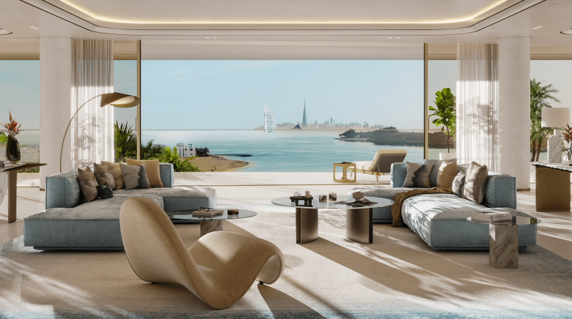 Un luxueux salon en bord de mer dans une villa de Dubaï avec de grandes fenêtres offrant une vue dégagée sur une mer tranquille et un paysage urbain lointain. La chambre dispose d'un mobilier moderne, de plantes décoratives et d'un espace élégant et aéré.