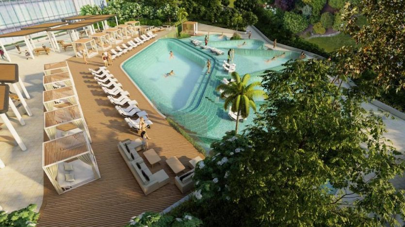 Image aérienne d&#039;une luxueuse piscine extérieure dans une villa de Dubaï entourée de chaises longues et de palmiers, avec des gens nageant et se relaxant dans un cadre paysager serein.