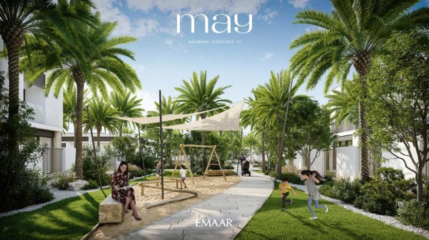 Image promotionnelle de la &quot;Villa Dubai at Arabian Ranches III&quot; d&#039;Emaar représentant un jardin luxuriant avec des palmiers, une femme assise sur une balançoire et des enfants jouant dans un extérieur serein.