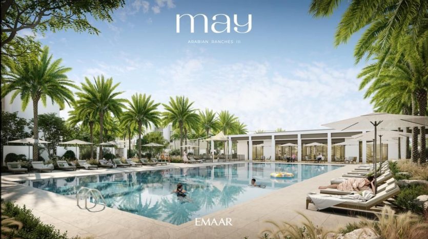 Image promotionnelle pour le mois de mai à Arabian Ranches III présentant une piscine luxueuse avec des nageurs, des chaises longues et des palmiers luxuriants sous un ciel dégagé dans la villa Dubaï.